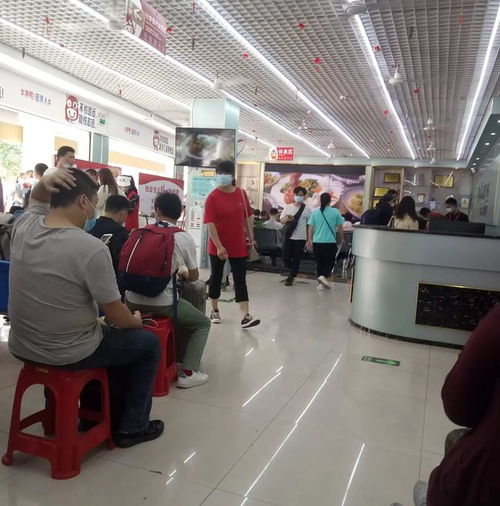 東莞電子廠門前求職長龍引熱議 網友向往的背后，日用家電零售行業(yè)亦現新機遇